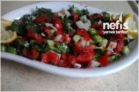 Tomaten, komkommer, ui, peterselie, fetakaas en olijven