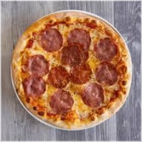 Tomatensaus, kaas en salami