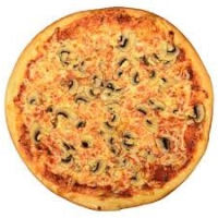 Tomatensaus, kaas en champignons